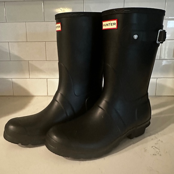 Hunter women’s Black Rain Boots - Picture 2 of 3